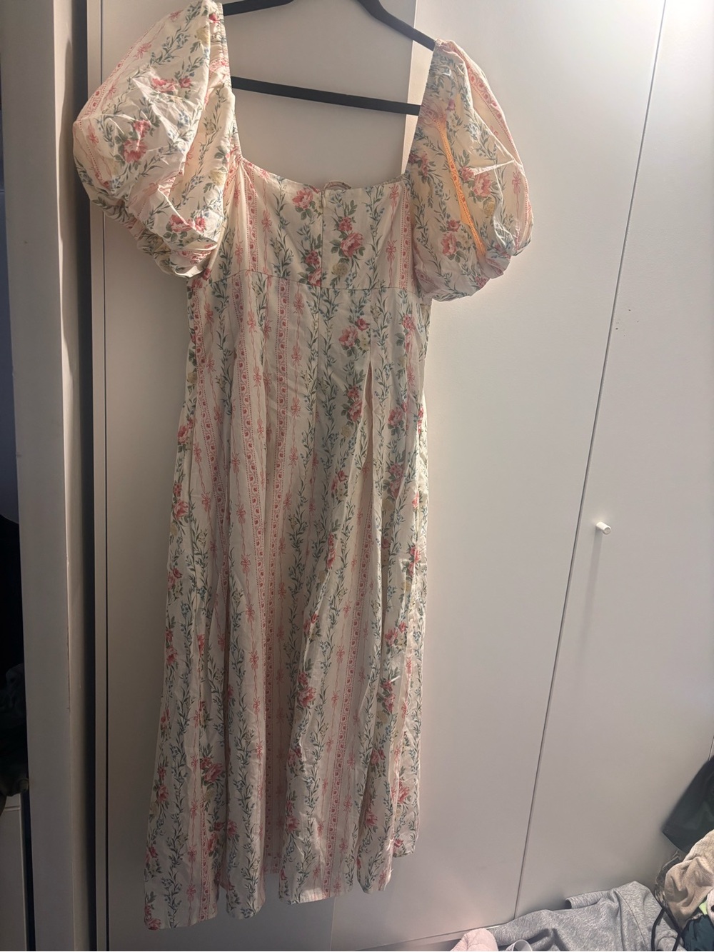 Stunning Storia Cottagecore Floral Puff-Sleeve Midi Dress in Cream and Pink